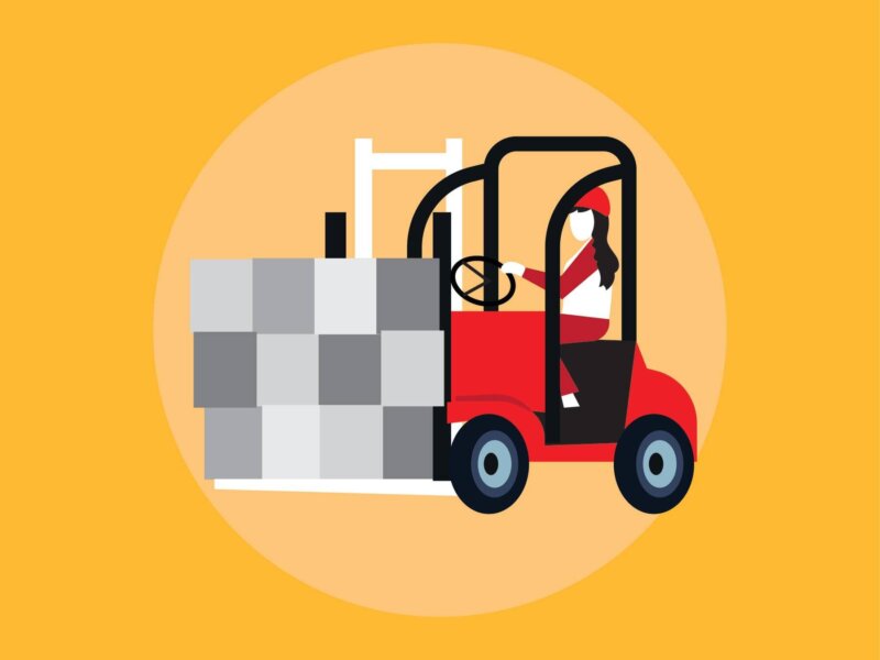 Kuvassa on henkilö ajamassa traktoria.