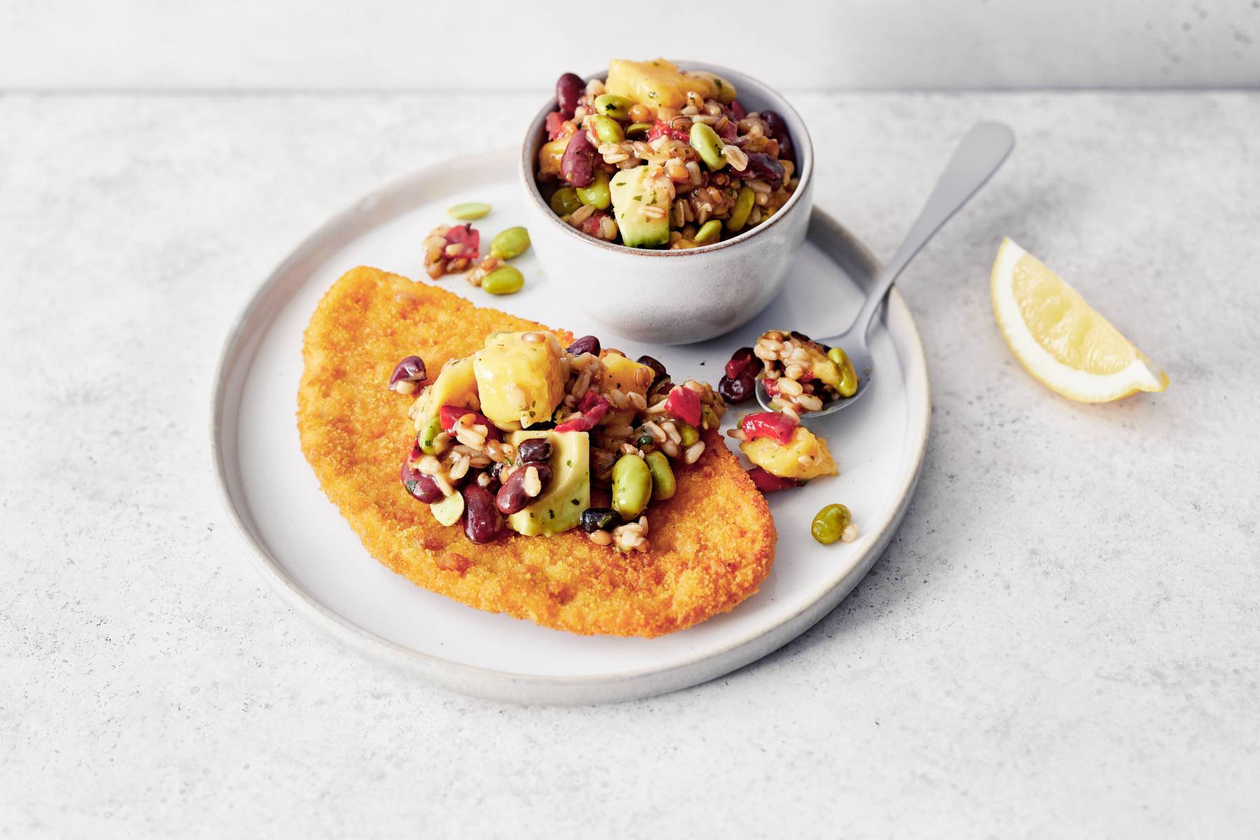 Broilerleikkeet ja mango-papusalsa