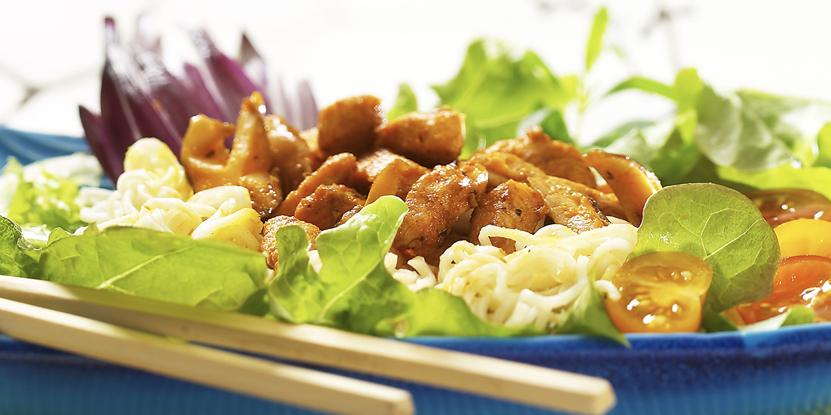 Itämainen broileri-nuudelisalaatti