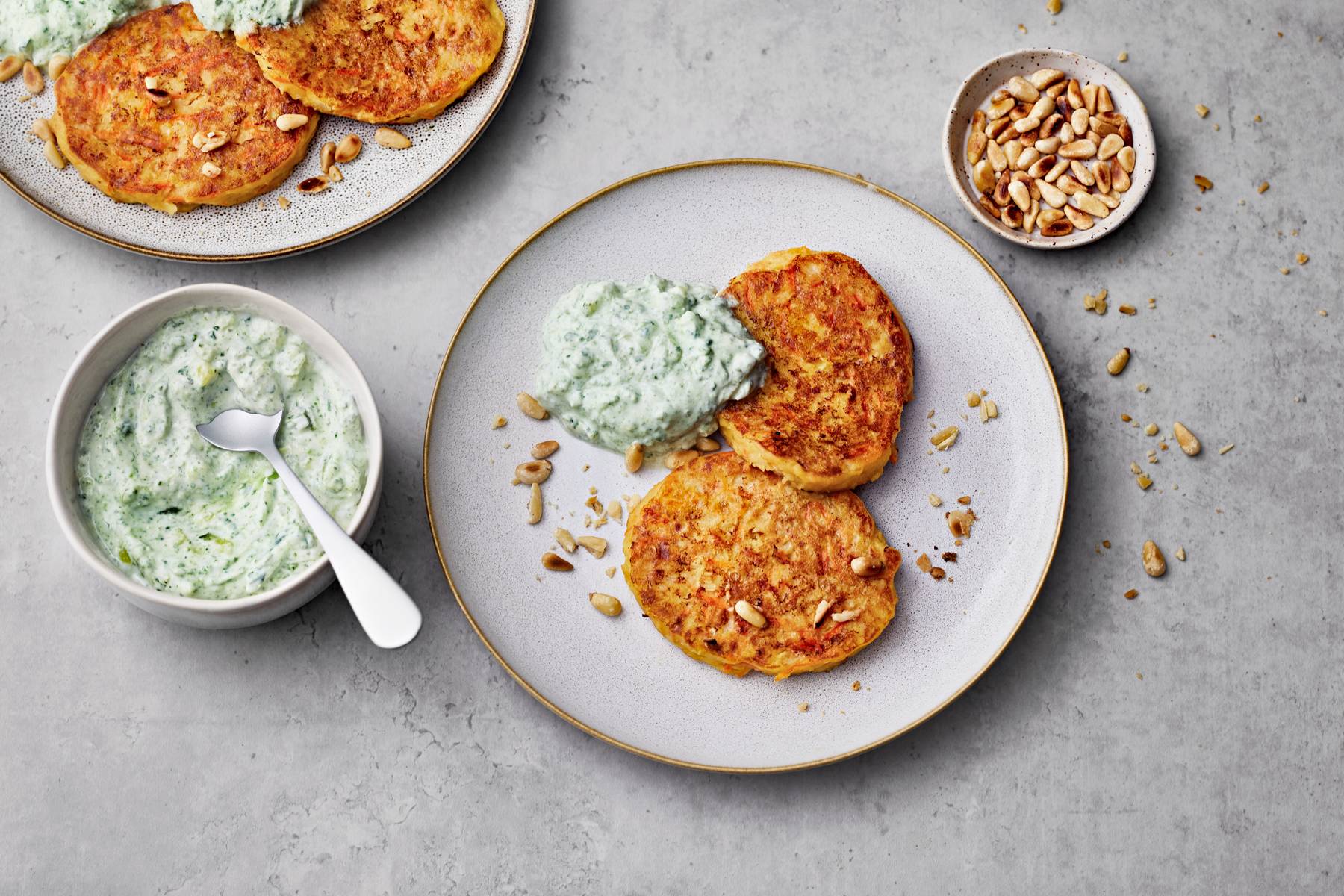 Kasvispihvit ja pinaatti-rahkatsatsiki