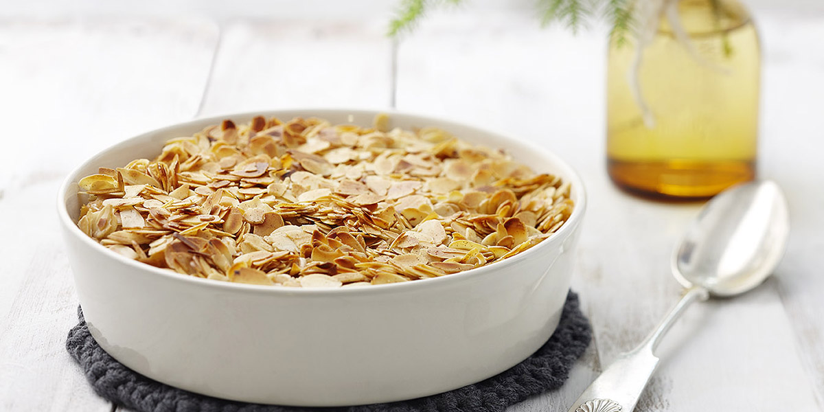 Lanttulaatikko ja paahdettuja mantelilastuja