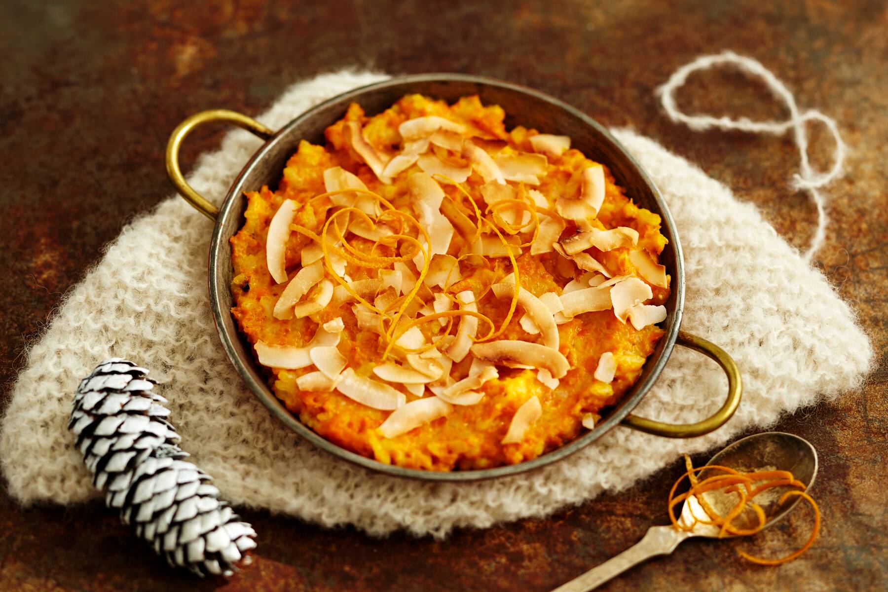 Kuvassa on porkkanalaatikkoa vuoassa ja päällä mantelilastuja