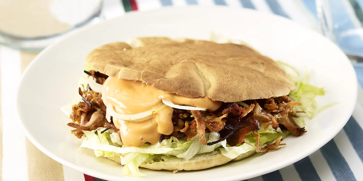 Pulled pork pitaleivällä
