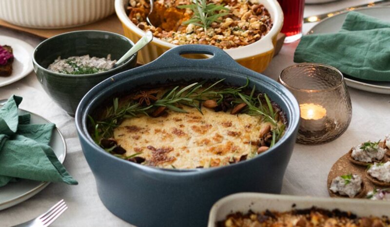 Kuvassa on Saarioisten perunalaatikkoa uunivuoassa.