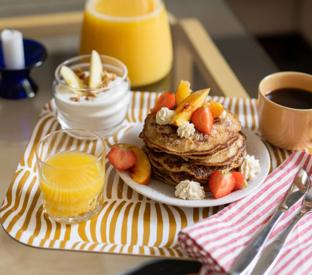 Kuvassa on pino Saarioisten rahkalettuja aamiaispöydässä.