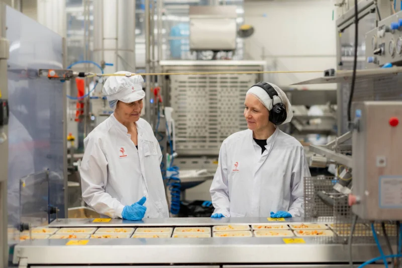 Kuvassa on kaksi henkilöä linjastolla.