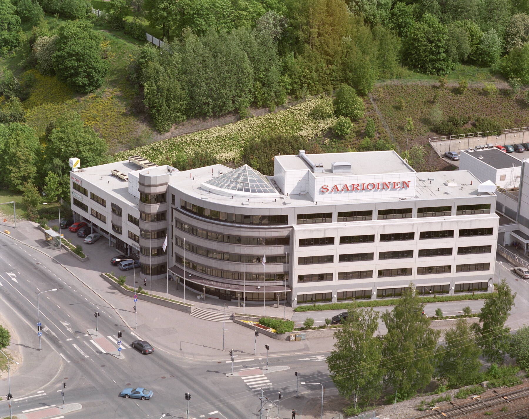 Kuvassa on Saarioisten pääkonttori, joka sijaitsee Tampereella.