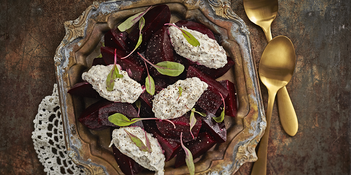 Uunipunajuuret ja metsäsienimousse