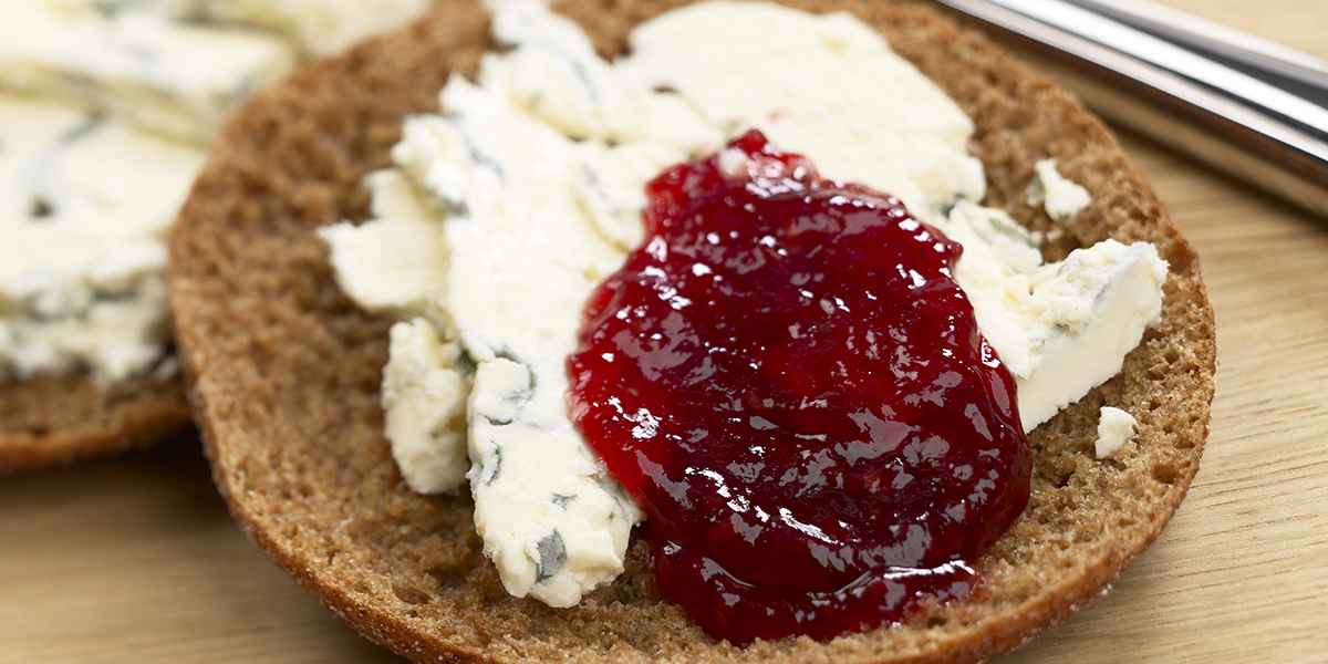 Vadelmahillo-homejuustoleipä