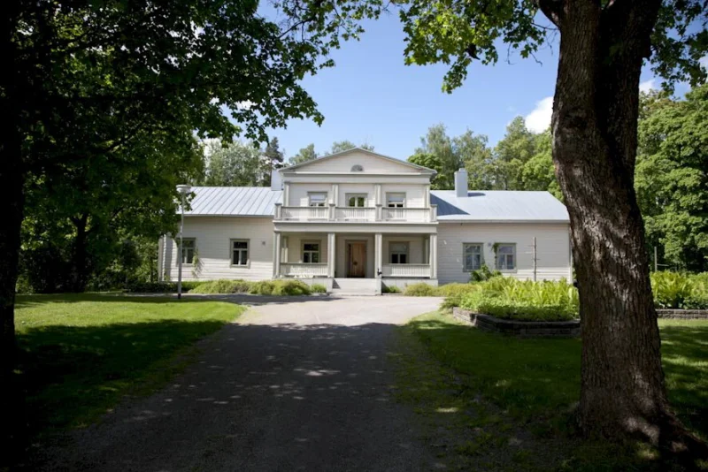 Kuvassa on Saarioisten kartanon päärakennus Sahalahdella.