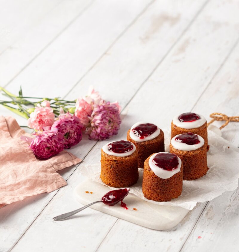 Runebergintorttuja ja hilloa.