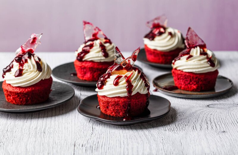 Kuvassa halloween-teemaisia leivonnaisia