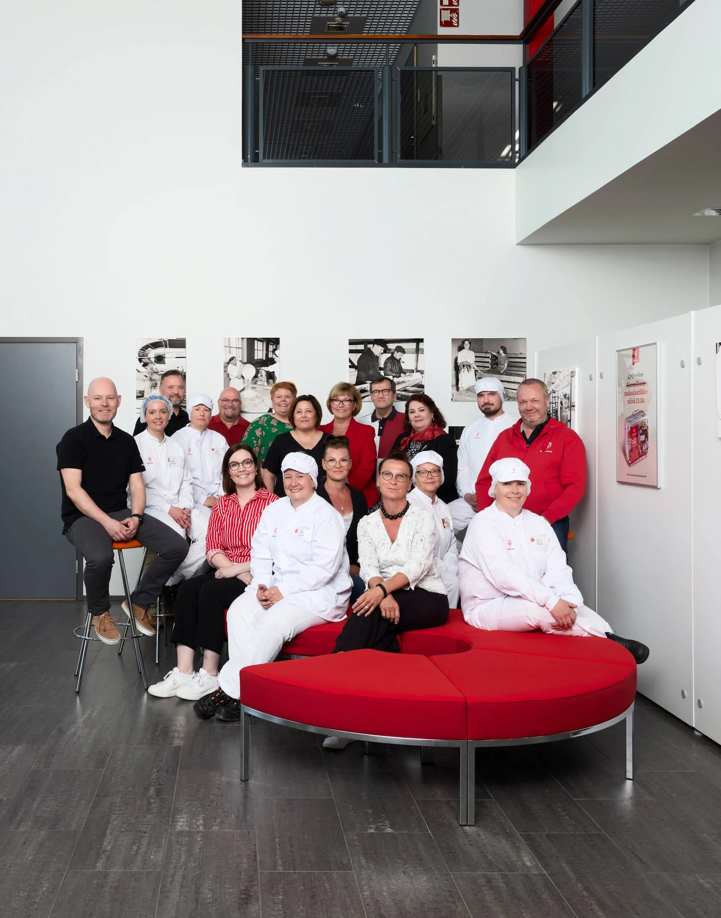 Kuvassa ryhmä Food Servicen henkilöstöä