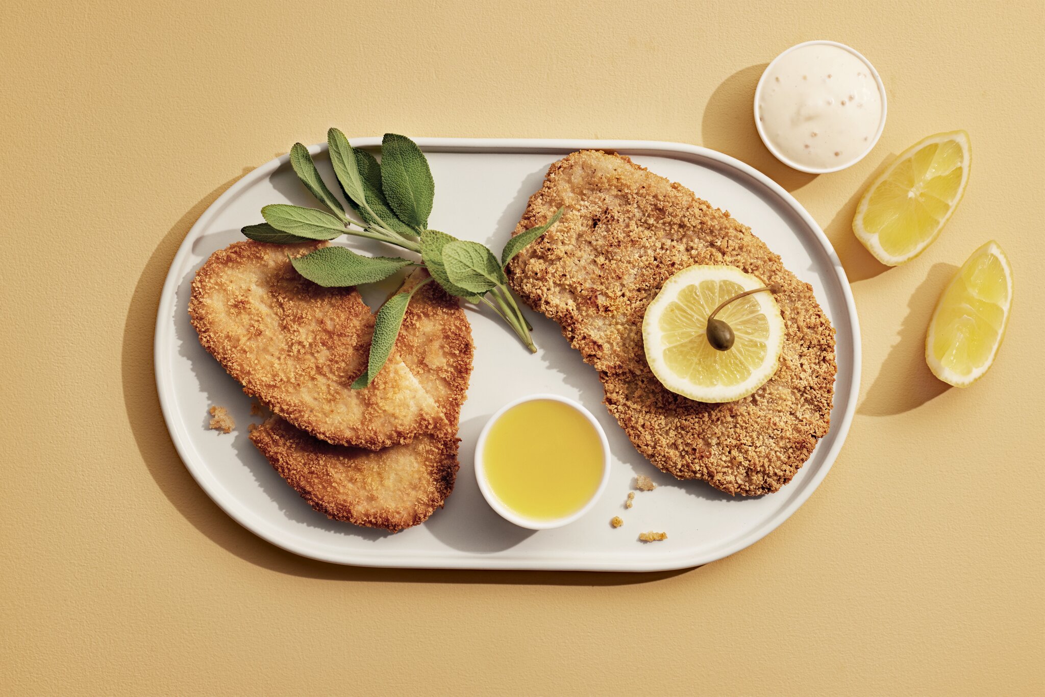 Kaksi eri leikettä tarjoiluehdotuksineen.