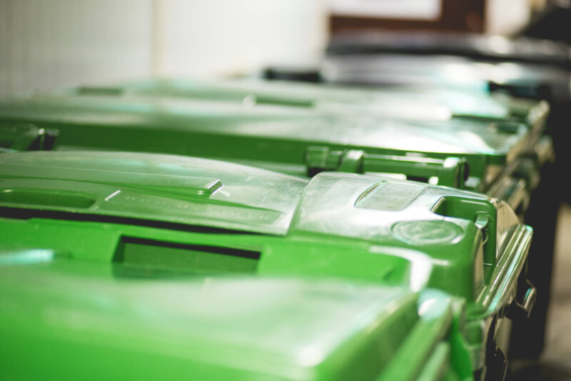 Kuvassa on vihreitä roska-astioita