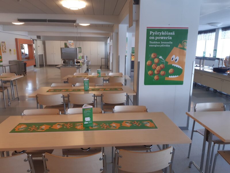 Pyörykkävyöry Kappelinmäenkoulun ruokasalissa.