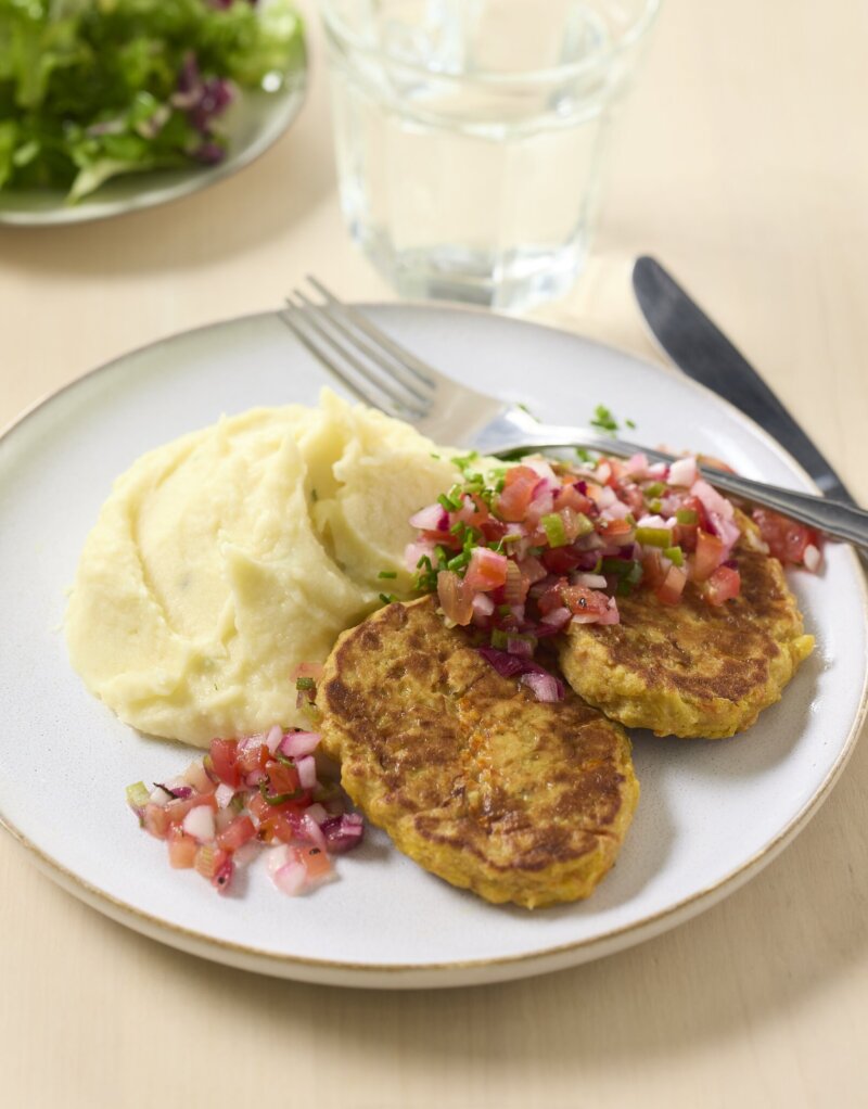 Kuvassa on kasvispihvejä ja muusia lautasella.