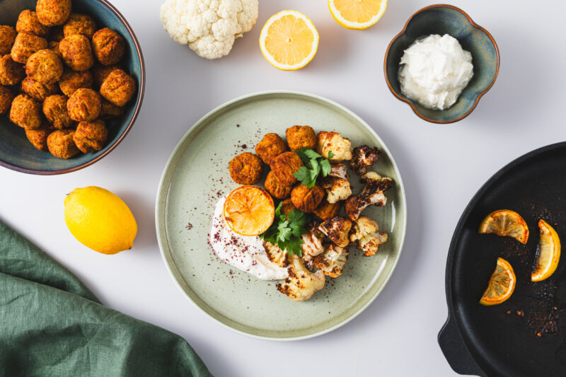 Fiilistelykuva Kokoset-konseptista. Lautasilla on pyöryköitä ja lisukkeita.