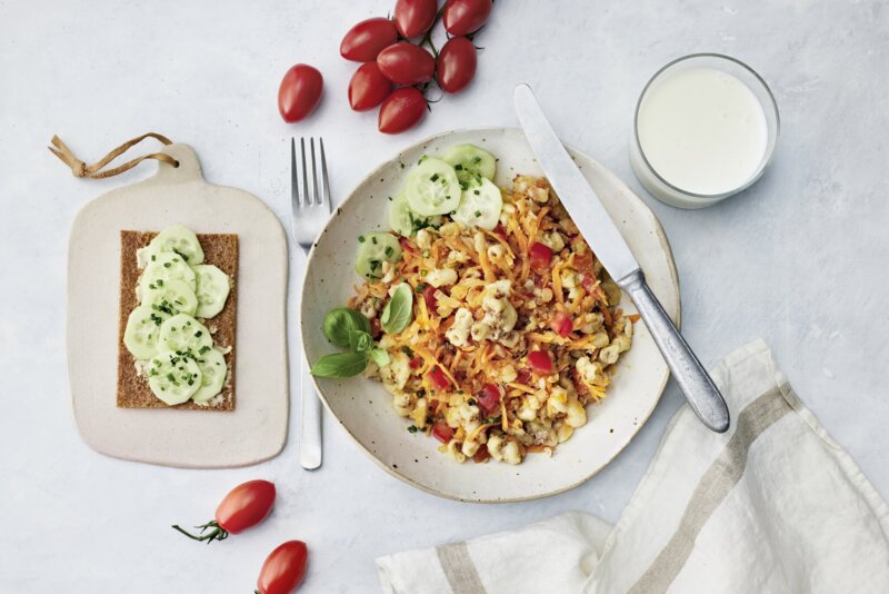 Lautasella on makaronilaatikkoa ja salaattia