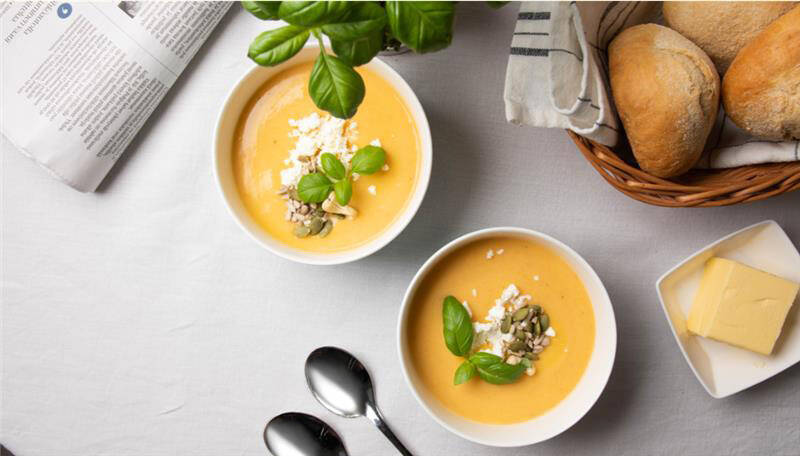 Kuvassa on sosekeittoa kahdessa kulhossa ja tuoreita sämpylöitä.