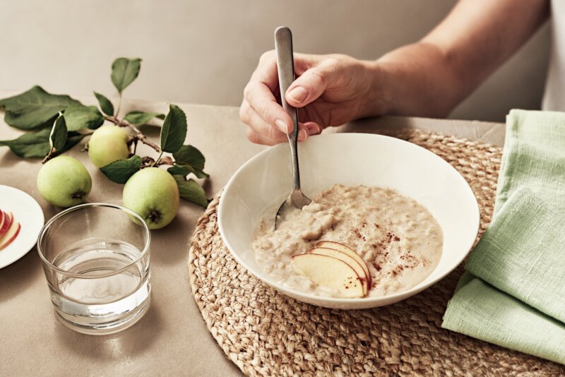 Kuvassa puurolautanen ja omenoita