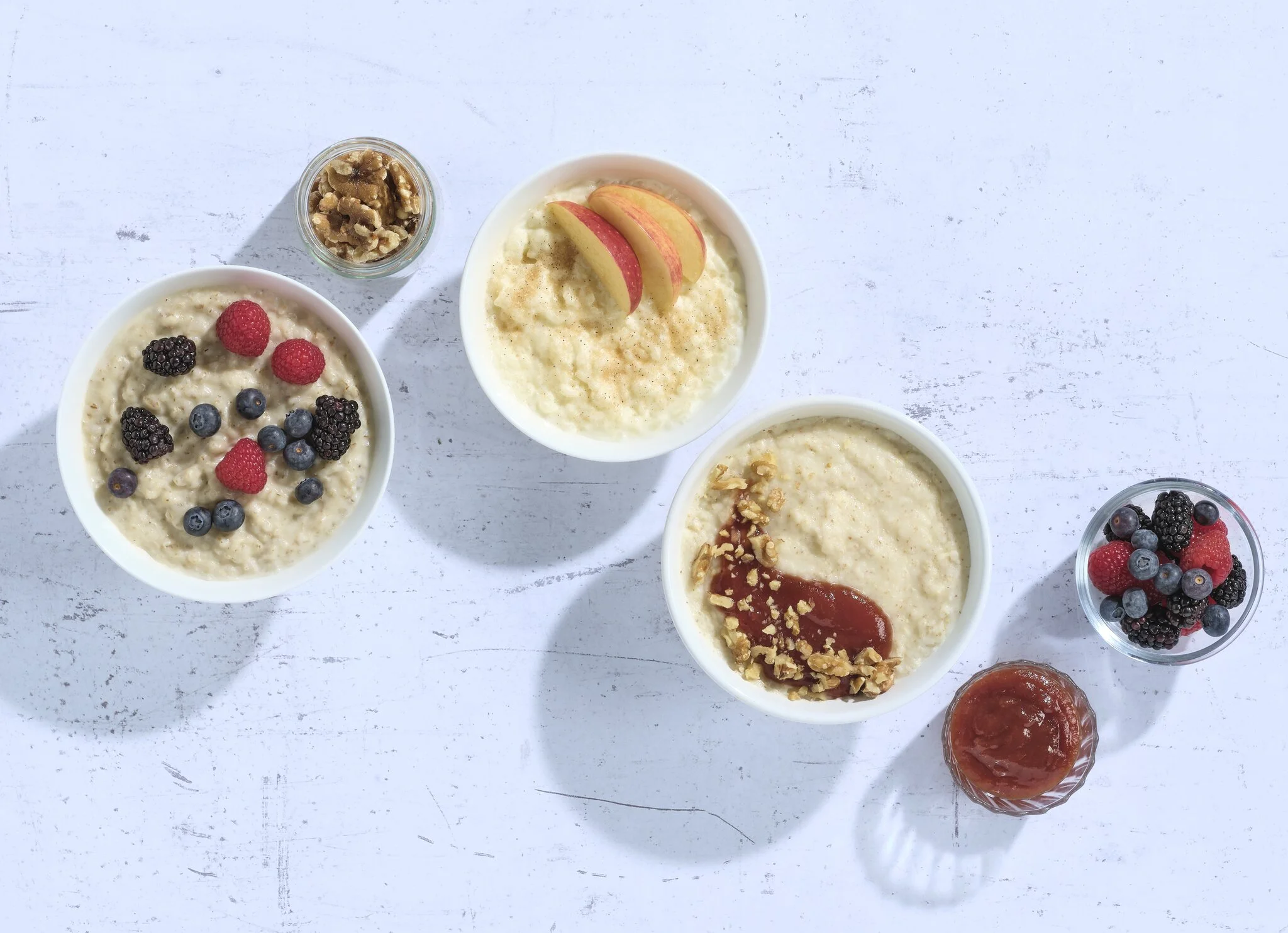 Kolme eri puuroa tarjoiluehdotuksineen.