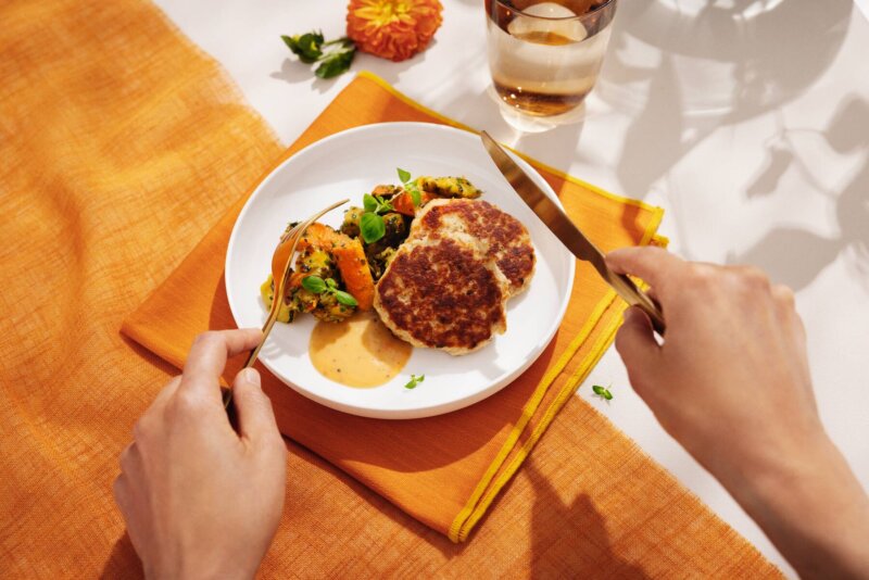 Kuvassa on lautasella jauhelihapihvejä ja kasviksia.