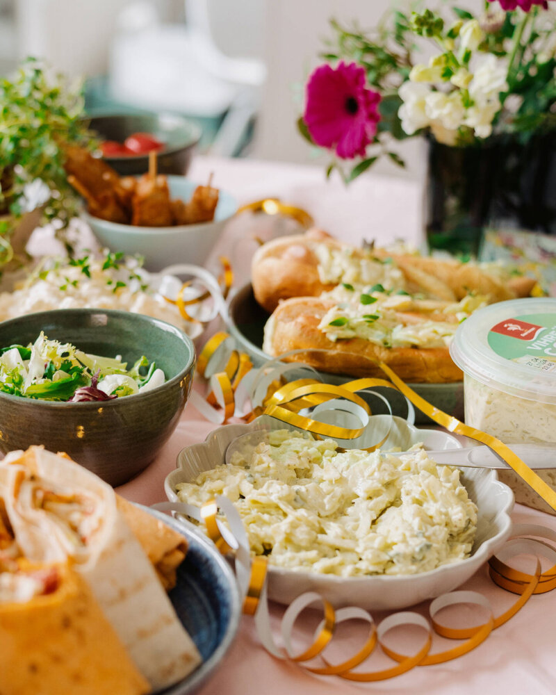 Kuvassa vapun buffetpöytä, salaatteja ja hodareita