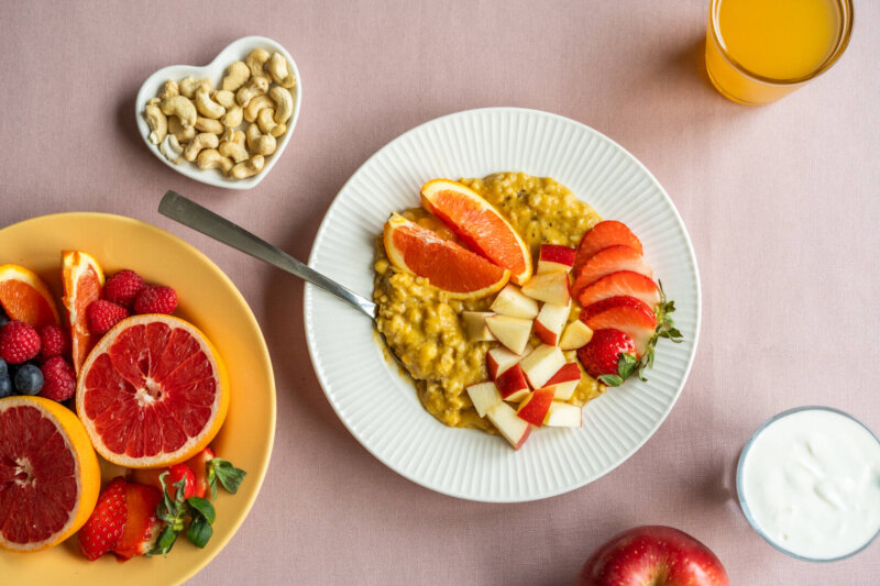 Kuvassa on puuroa ja hedelmälohkoja.