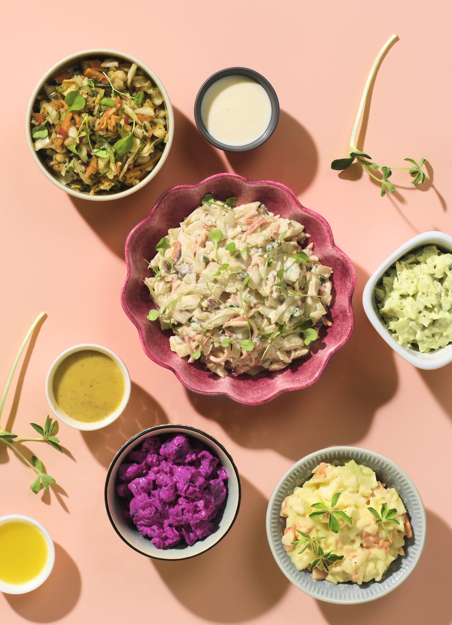 Erilaisia salaatteja ja salaatinkastikkeita.