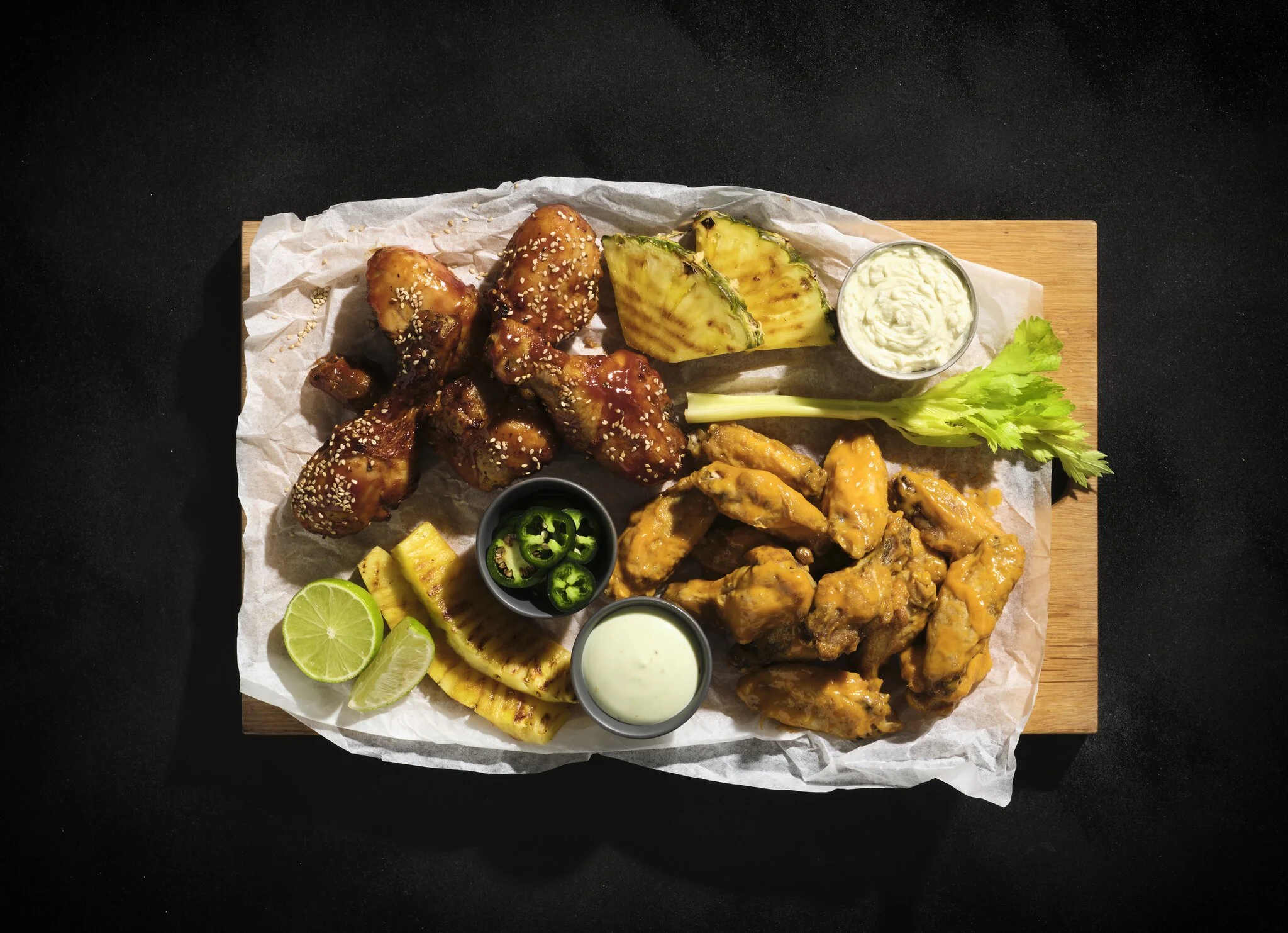 Eri street food komponentteja sekä dippikastikkeita.