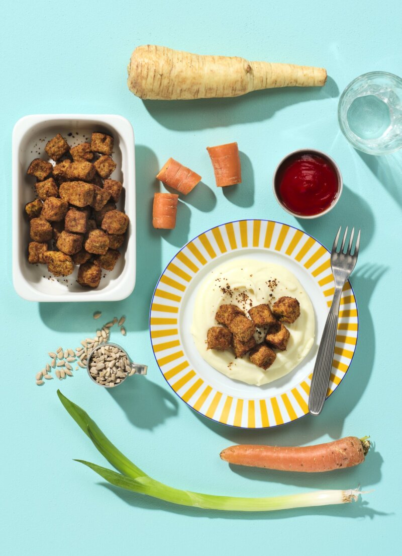 Vegenoppia vuoassa ja lautasella perunamuusin kanssa tarjoiltuna.