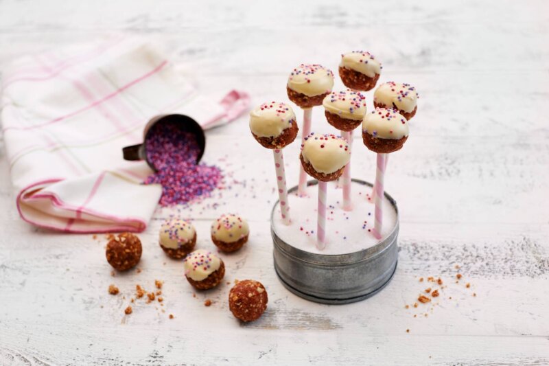 Kuvassa on runebergin torttutaikinasta tehtyjä tikkareita