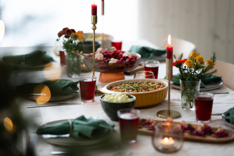Kuvassa on joulupöytä ja siinä perinteisiä laatikoita ja uudempia jouluruokia, kuten tuunattu rosolli