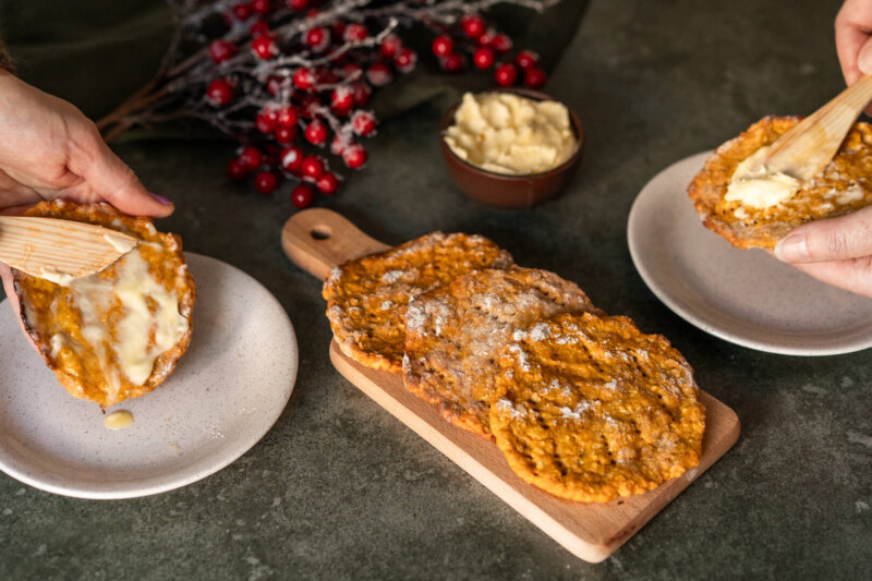 Kuvassa on joululaatikoista tehtyjä rieskoja ja voita.