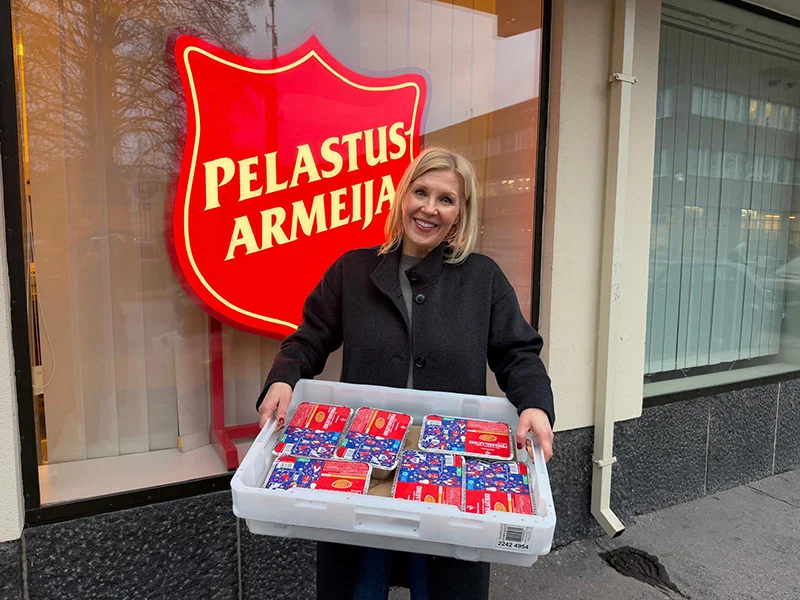 Vappu Pimiä viemässä joulun lahjoitusruokaa kohteisiin