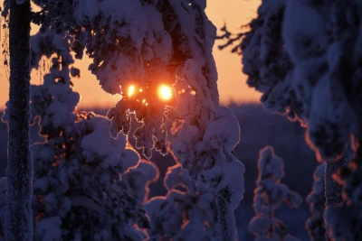 Auringonlasku lumisessa maisemassa