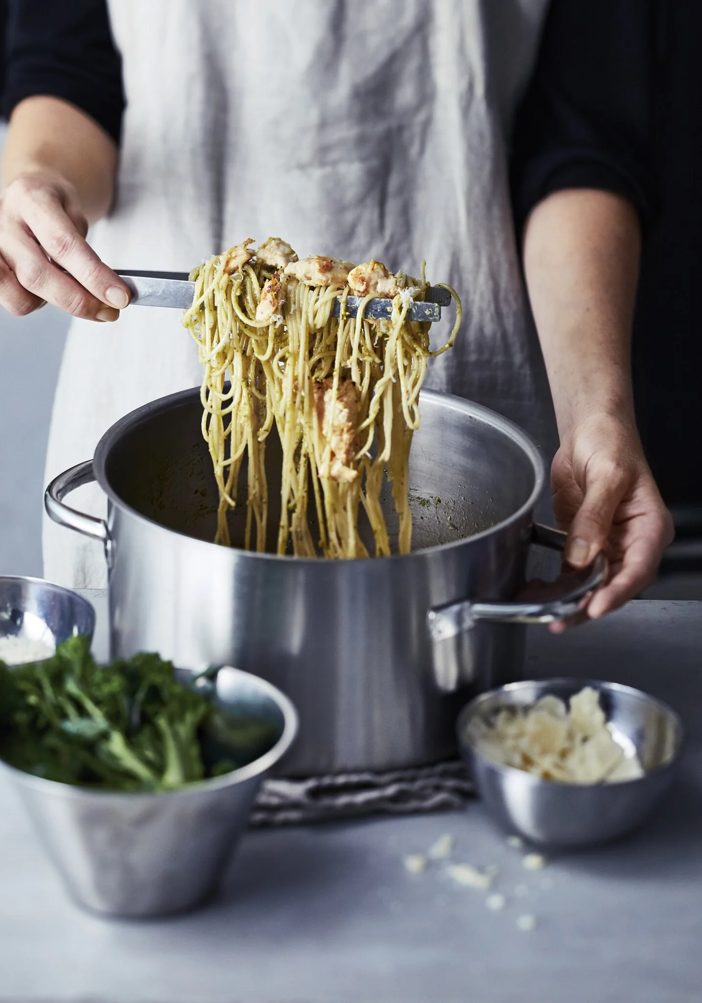 Spagettia nostetaan kattilasta.