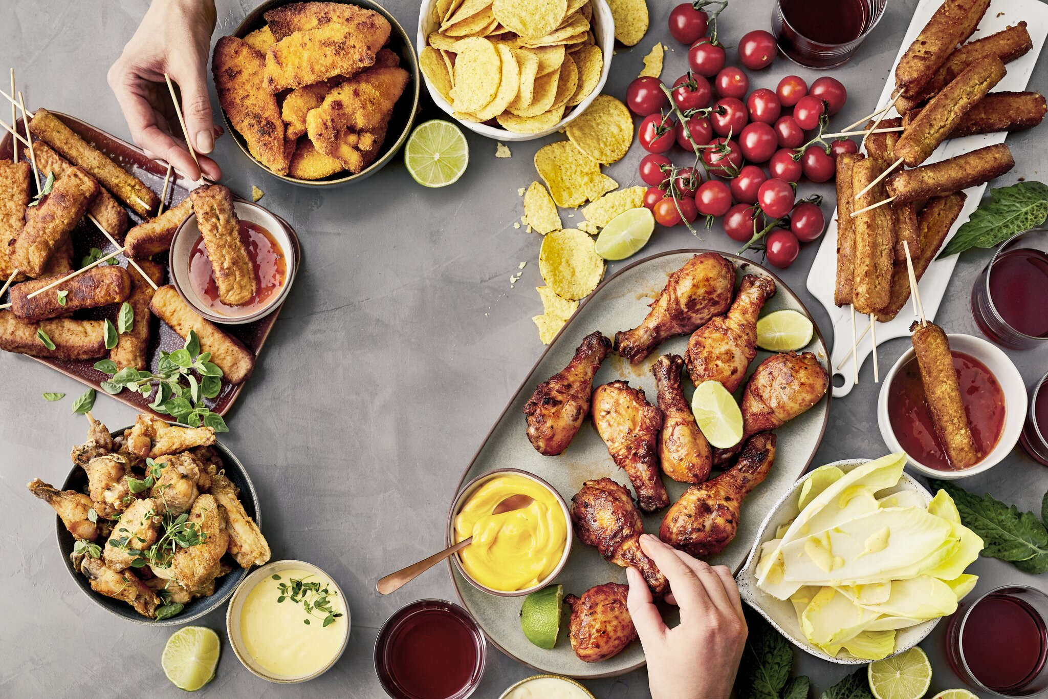 Erilaisia dipattavia ruokia sekä niille kastikkeita.