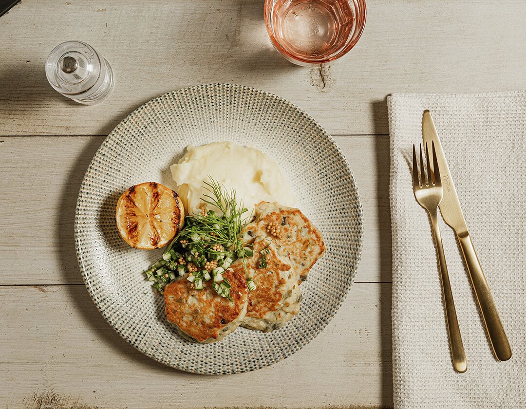 Ruoka-annos, jossa on kolme pihviä ja lisukkeita.