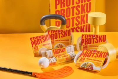 Protsku-pakkauksia pöydällä