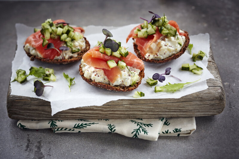 Kuvassa on lohileipiä eli lohismörret.