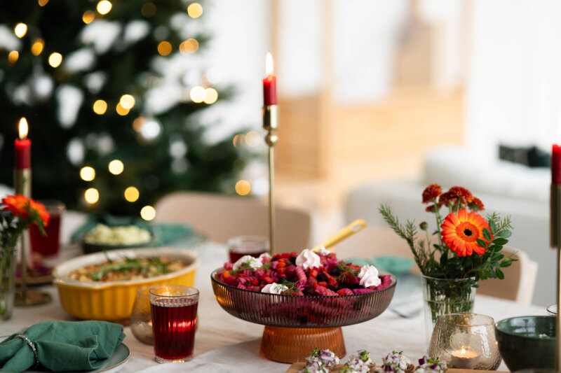 Joulupöydässä rosollikulho ja kynttilä.