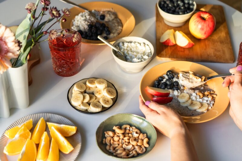 Aamupalalla puuroa ja hedelmiä