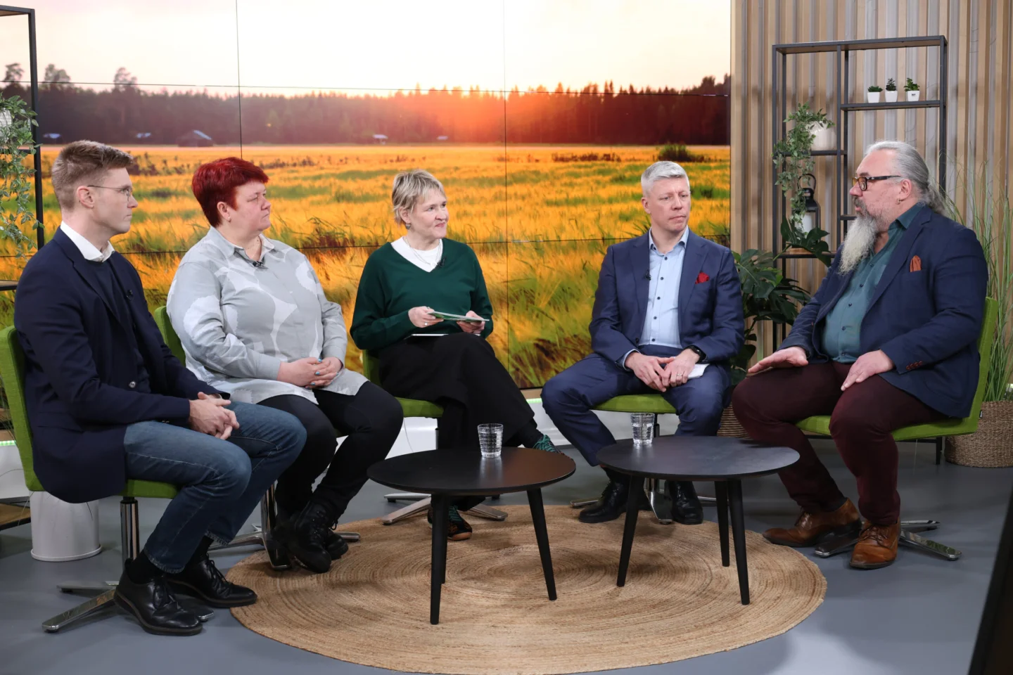 Kuvassa henkilöitä paneelikeskustelussa.