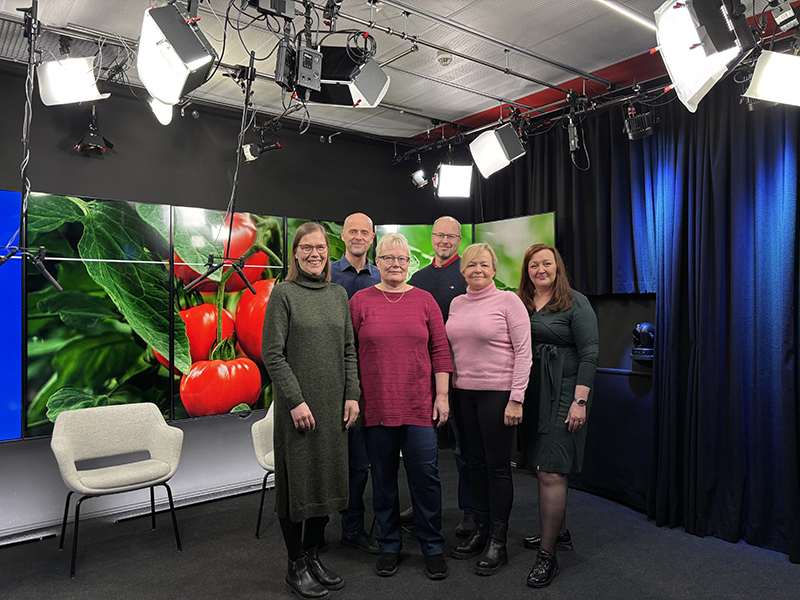 Turvallinen ruoka Kiwa Live -virtuaalitapahtumasta henkilöitä seisomassa studiossa