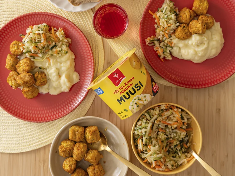 Lautasilla muusia, pyöryköitä ja kasvissalaattia