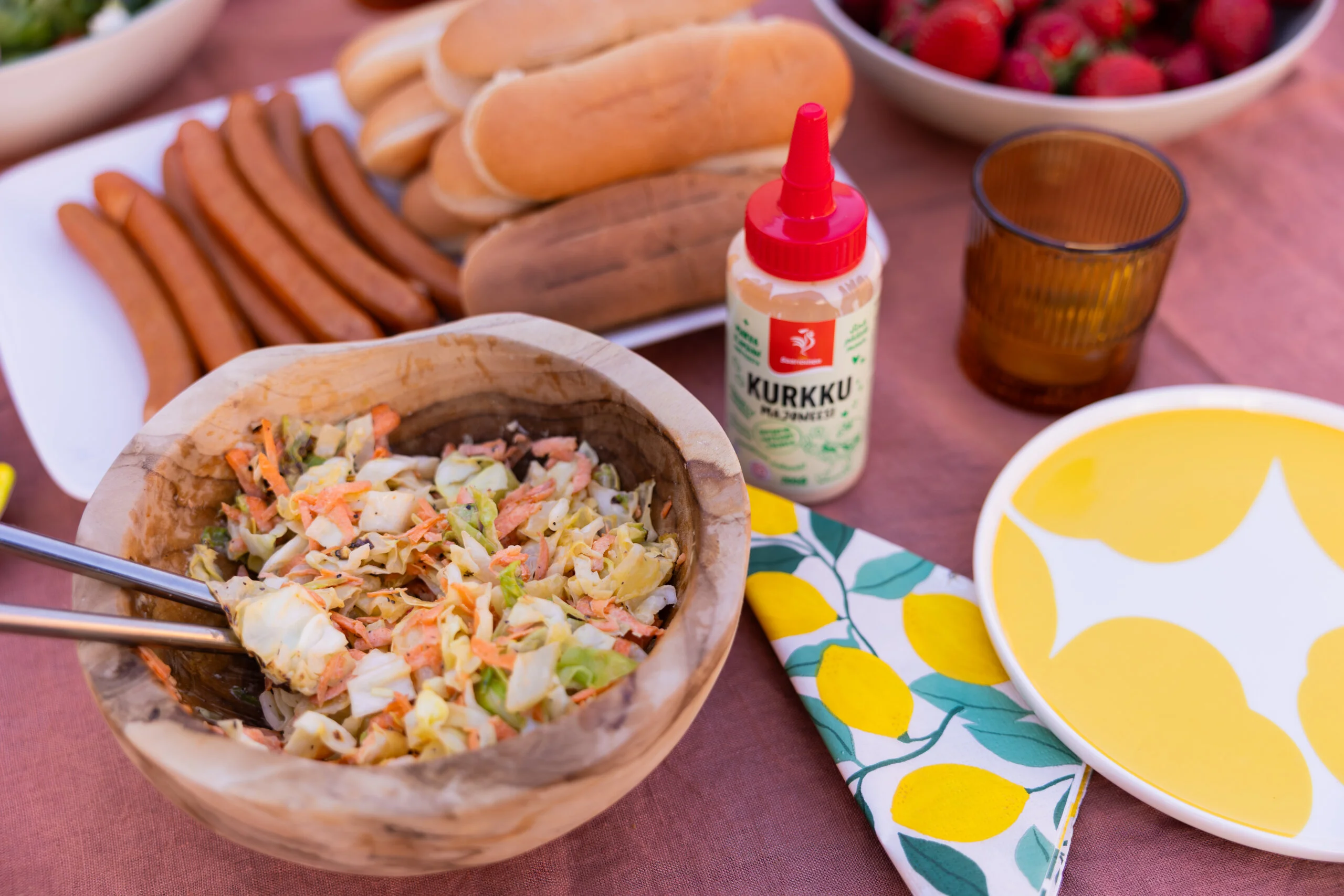 Hot dogeja ja coleslaw-salaattia