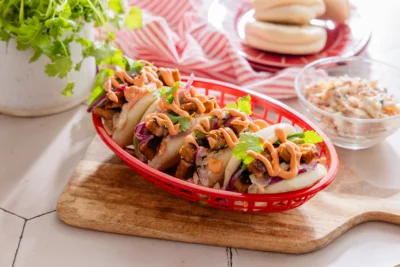 Bao buneja ja täytteenä grillitassuviipaleita sekä salaattia