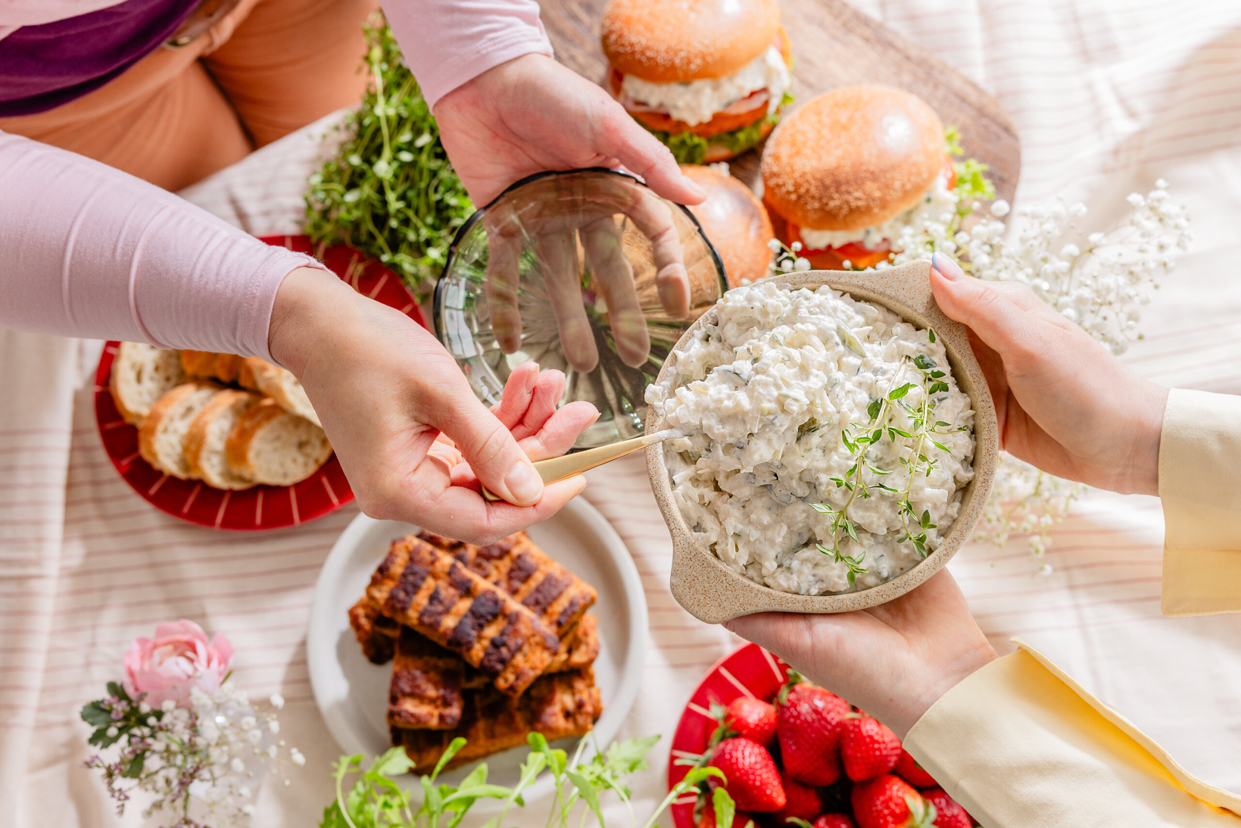 Kesäpöydässä coleslaw-salaattia, grillitassuja ja mansikoita
